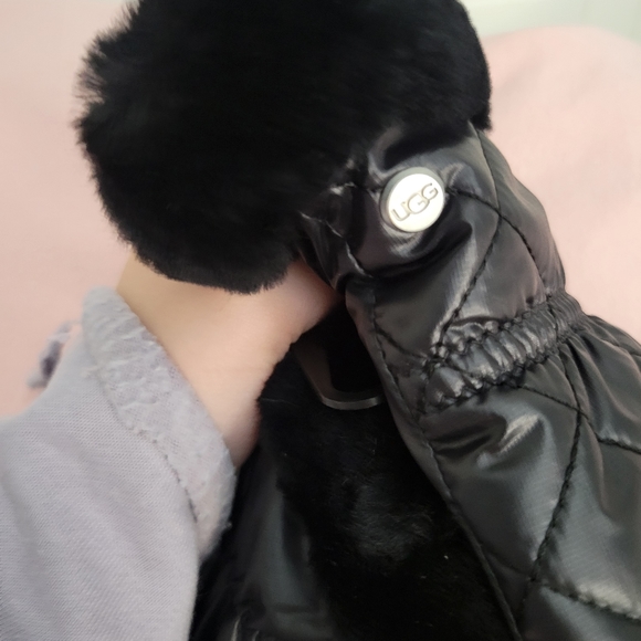 UGG Quilted Gloves - Picture 6 of 6